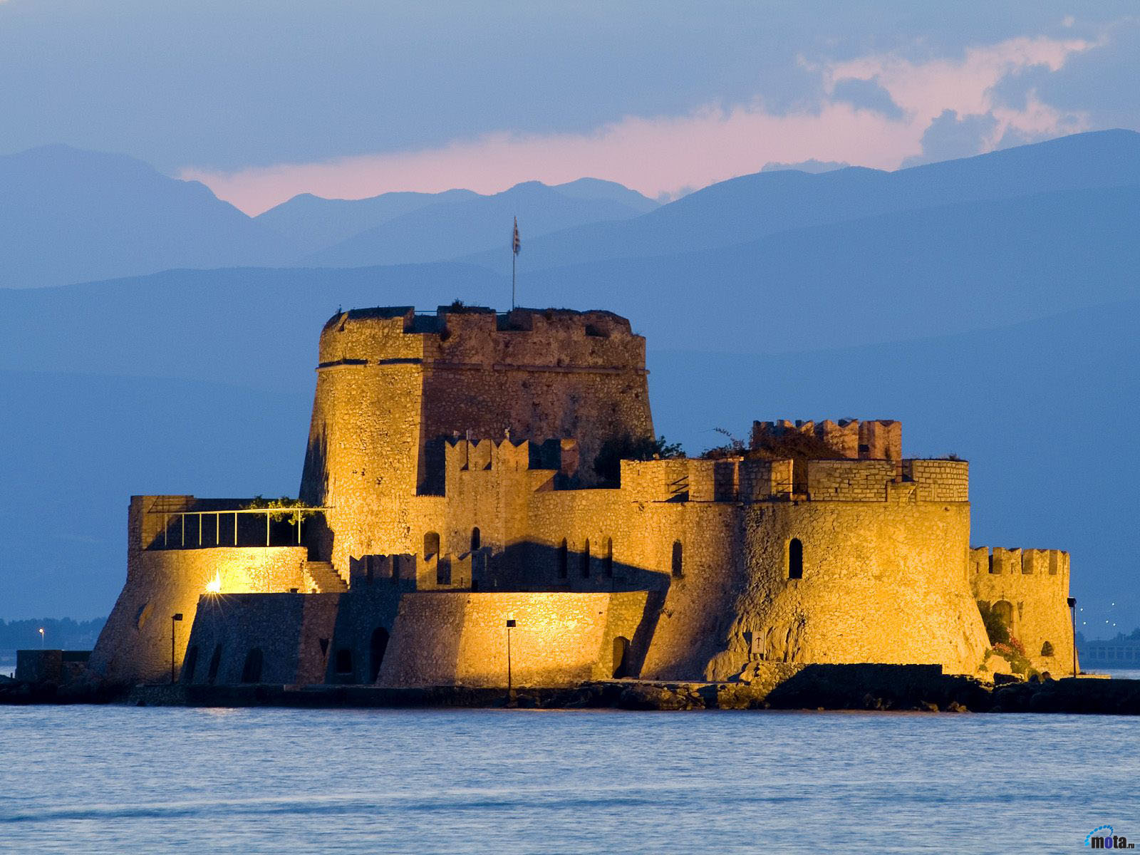 El hermoso Castillo sobre el mar en Nauplia
